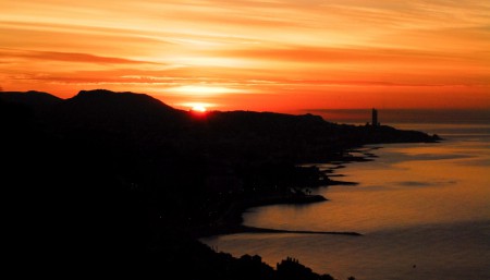 マラガ：地中海に昇る日の出