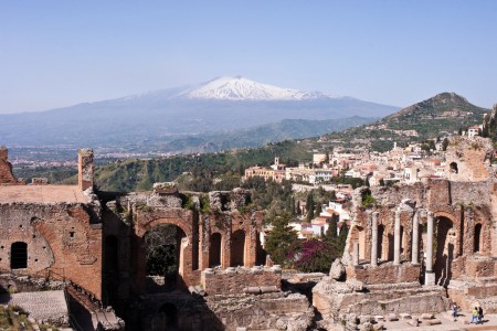ギリシャ劇場から街とエトナ山