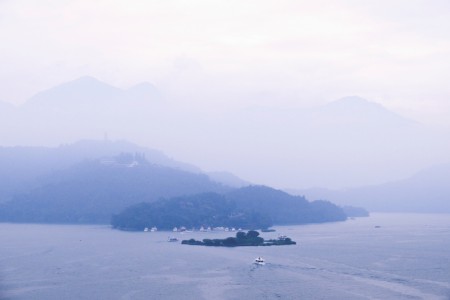 日月潭、墨絵の風景